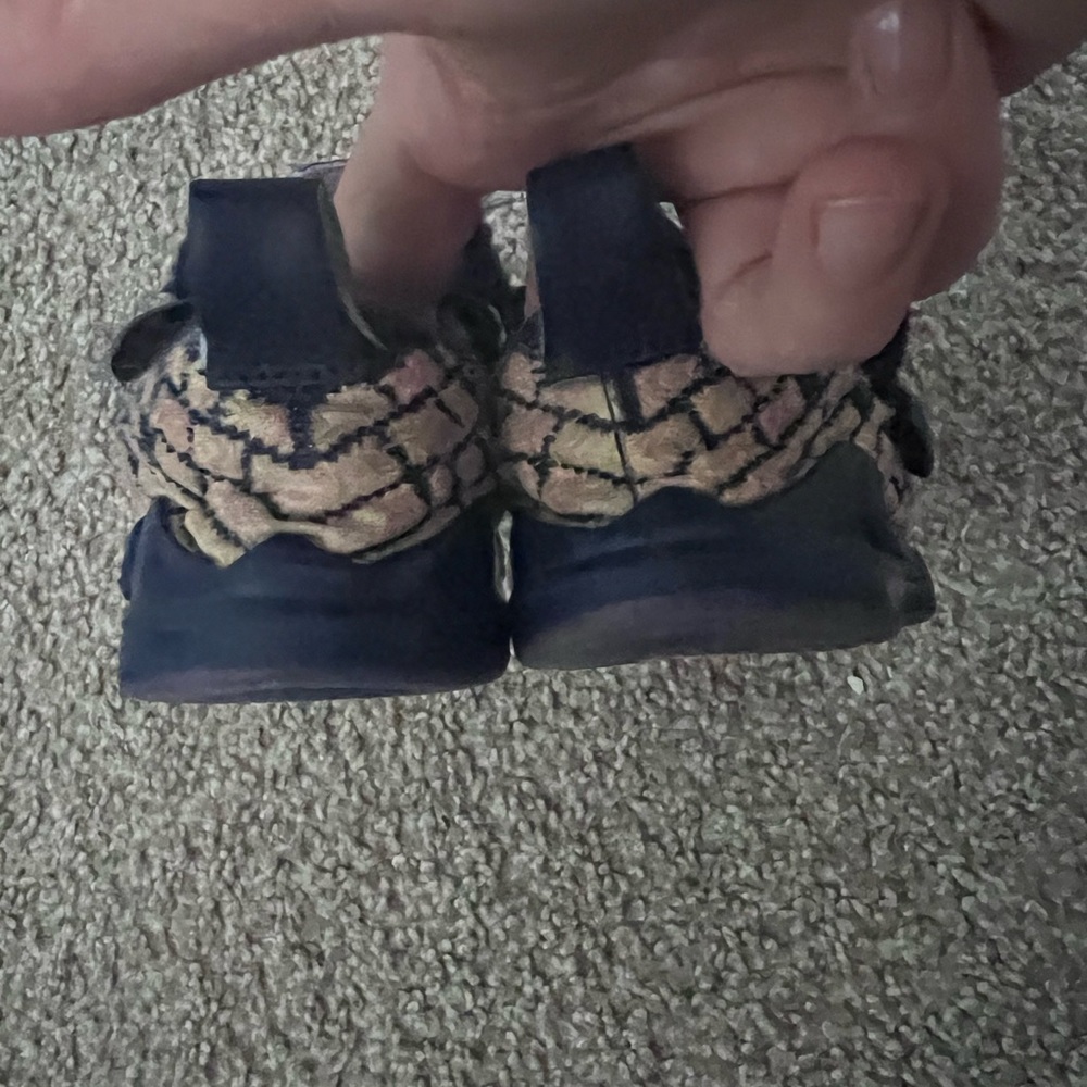 Nike Lebron toddler shoes - Picture 3 of 6